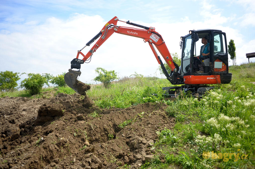 05. Pásové minirypadlo Kubota KX042-4