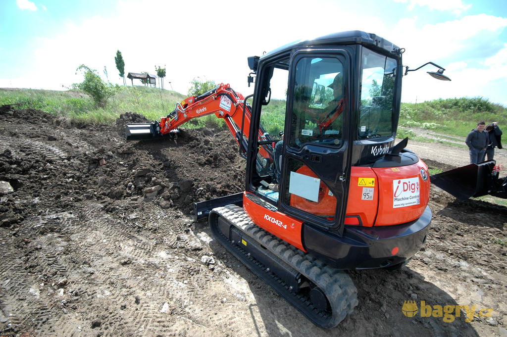 06. Pásové minirypadlo Kubota KX042-4