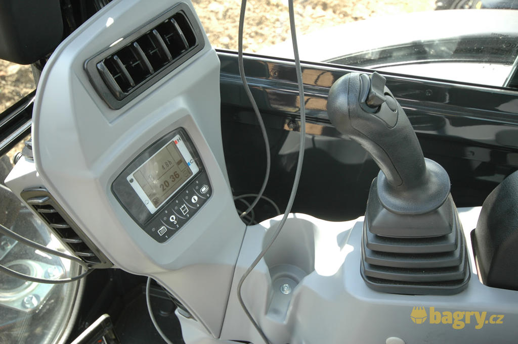 08. Originální displej a multifunkční joystick