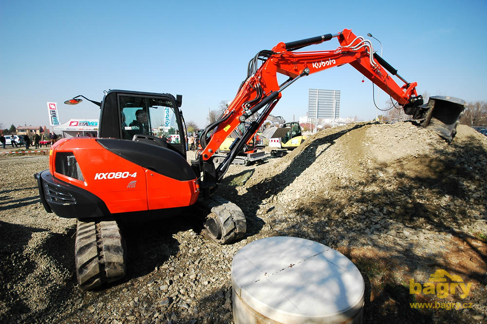 Kubota KX080-4 Eco Plus s dvoudílným výložníkem a Powertiltem: Ideál městské zástavby
