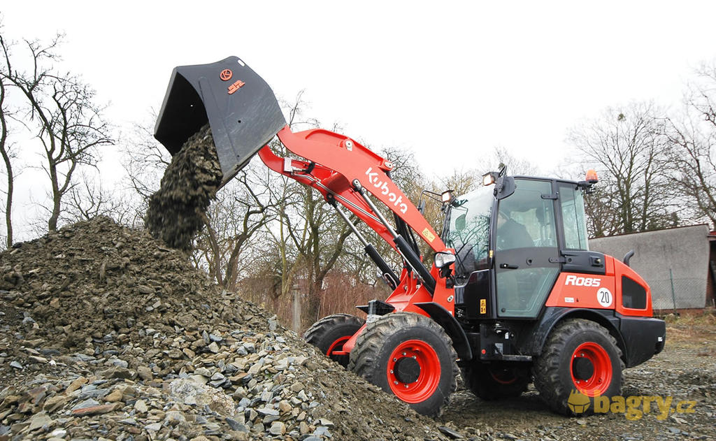 Kubota R085 se chlubí režimem navíc 
