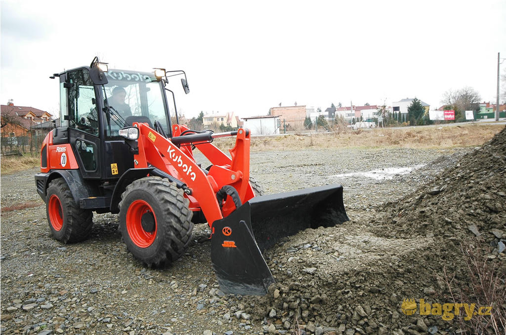 Kolový nakladač Kubota R085 nabírá materiál