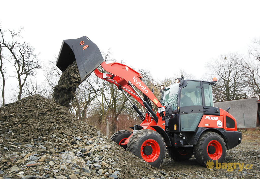 Kolový nakladač Kubota R085 sype materiál