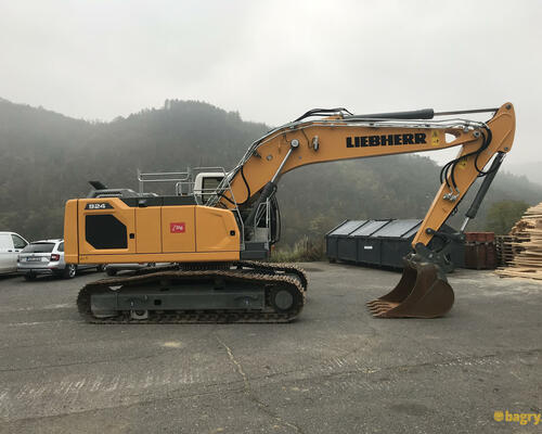 03. Pásové rypadlo Liebherr R924-8 čekající na práci