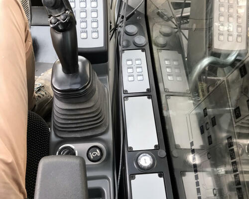 16. Ovládací panel s fóliovou klávesnicí, joysticky mají dobrý tvar a díky povrchu bez pogumování si zachovají po léta stejnou kvalitu úchopu.