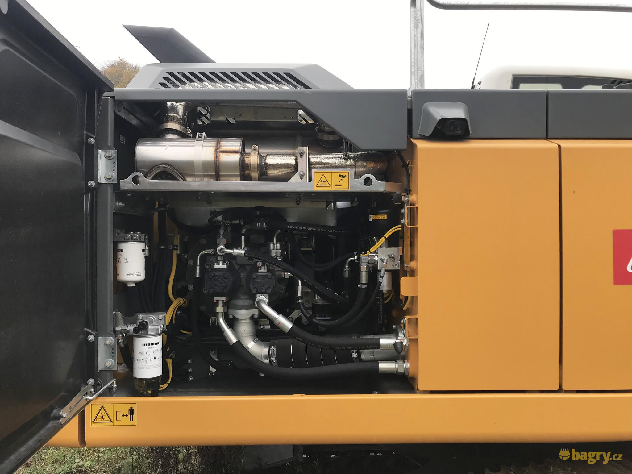 25. Hydraulické čerpadlo, palivový a olejový filtr