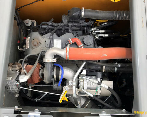 32. Motor FPT namísto výrazně objemnějšího motoru Liebherr