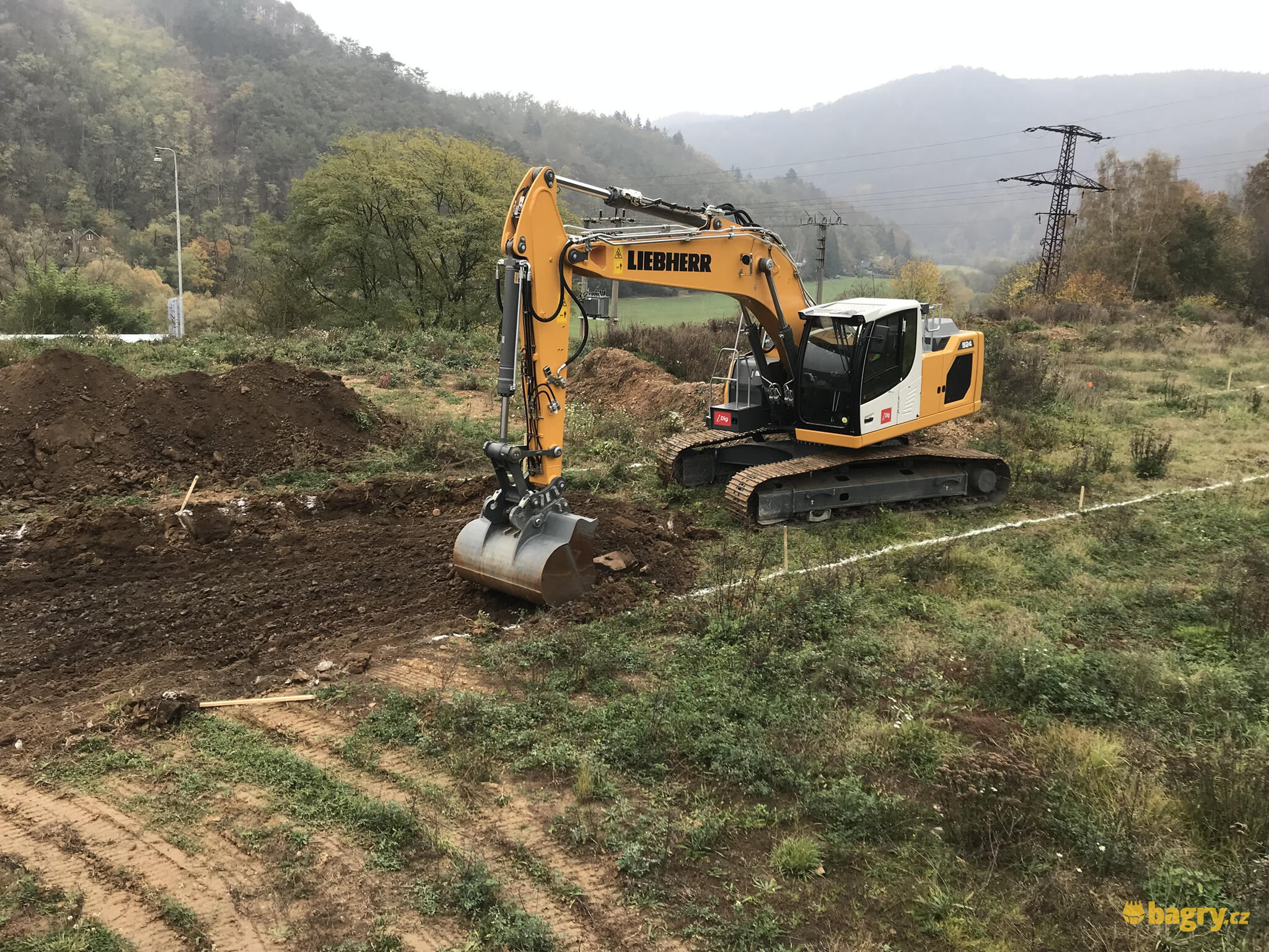 43. Liebherr R924 při práci