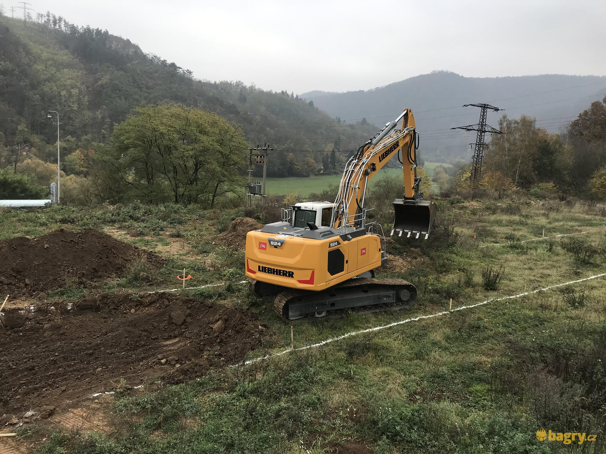 44. Liebherr R924 při práci