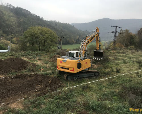 44. Liebherr R924 při práci