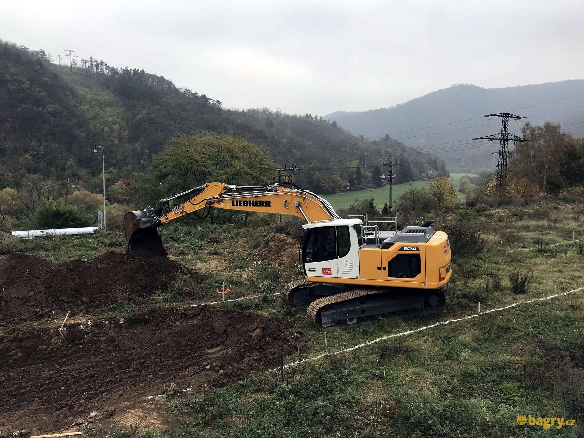 45. Liebherr R924 při práci