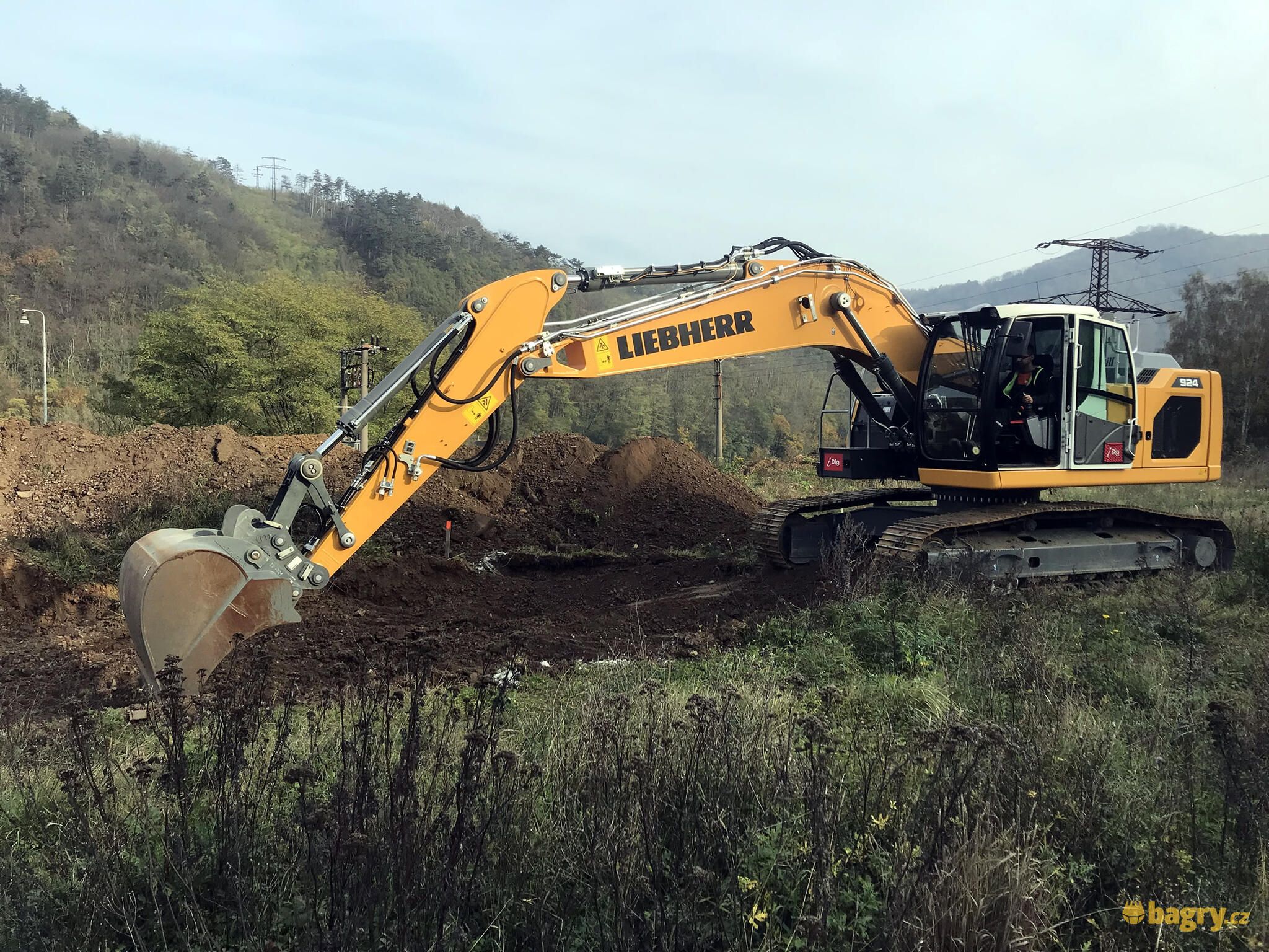 46. Liebherr R924 při práci