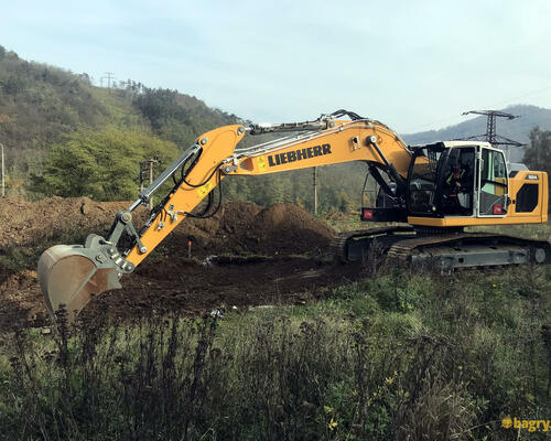 46. Liebherr R924 při práci