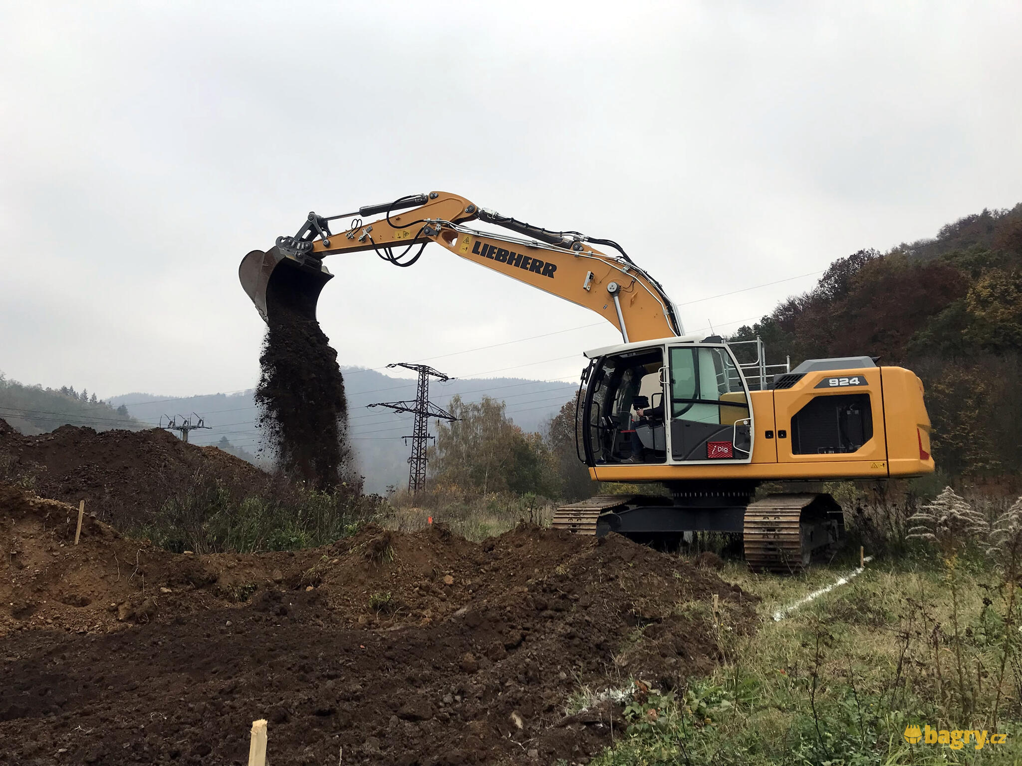 47. Liebherr R924 vysypává náklad