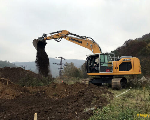 47. Liebherr R924 vysypává náklad