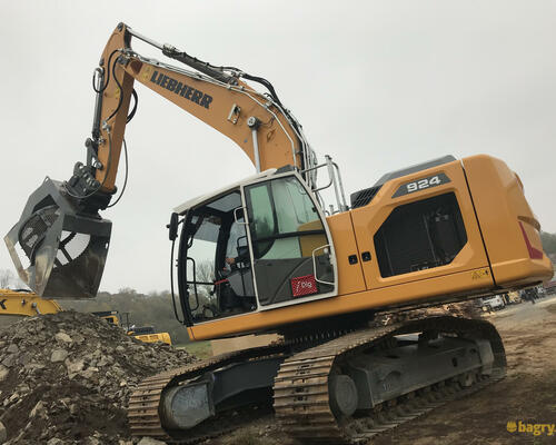 48. Liebherr R924 při práci s bubnovou třídicí lžící Epiroc