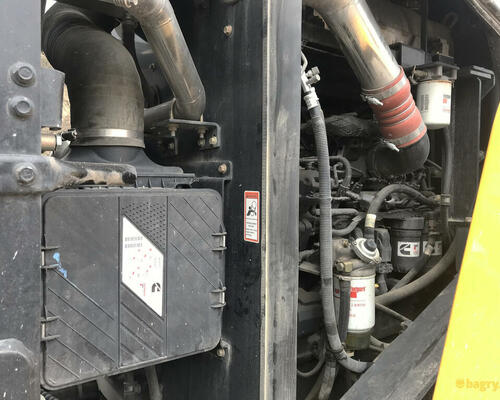 14. Motorový prostor - vlevo je čistič vzduchu, napravo přístup k olejovým a palivovým filtrům.