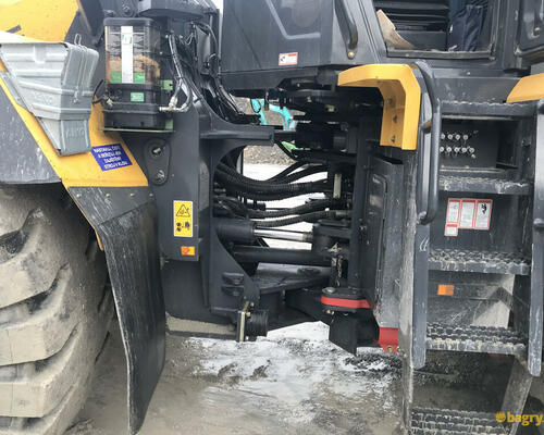 15. Detail kloubu zatáčení - všimněte si testovacích přípojek hydrauliky v poli žebříku.