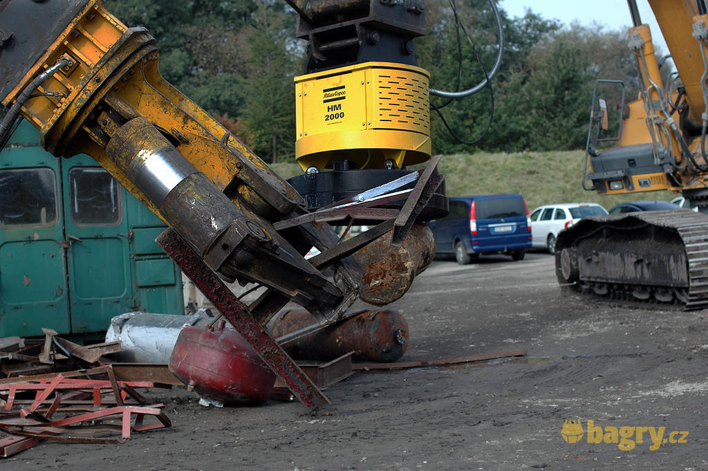 Hydromagnet Atlas Copco HM 2000 F spolupracuje s demoličními nůžkami Atlas Copco CC 2500