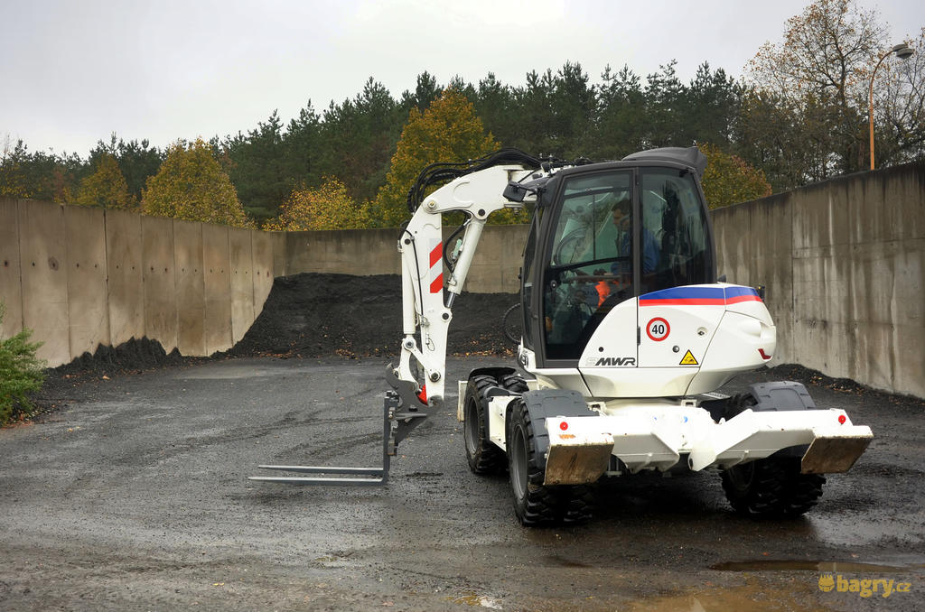 04. Manipulační stroj Mecalac 9MWR