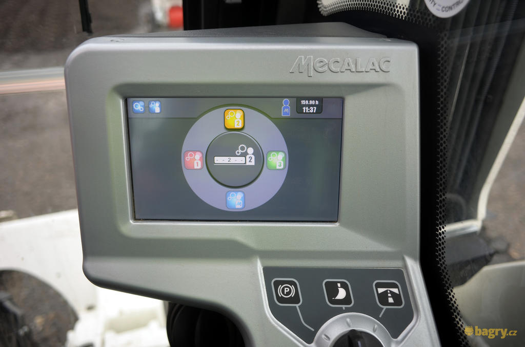 39. Mecalac 9MWR - uložení nastavení až pro čtyři strojníky