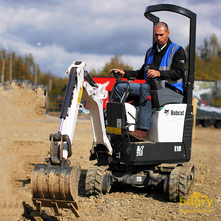 Pásové mikrorypadlo Bobcat E10: Český originál