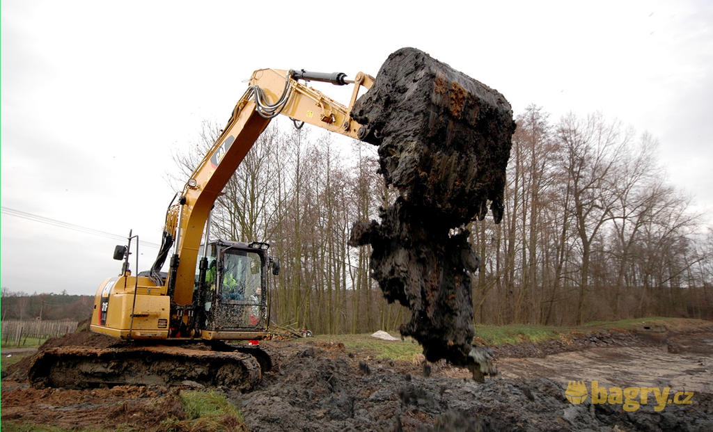 Pásové rypadlo Caterpillar 311F LRR:  Teréňák řízený z kabiny limuzíny