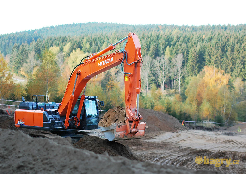 Pásové rypadlo Hitachi Zaxis ZX350LC-6 sází na nižší průtok
