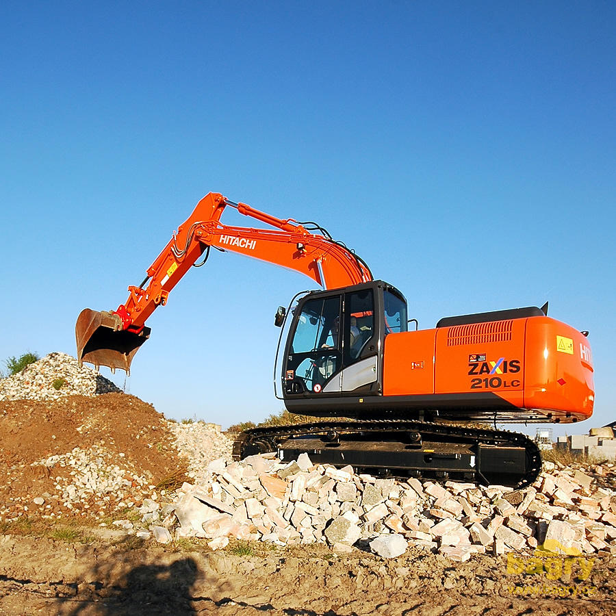 Pásové rypadlo Hitachi ZX210-5: Nejlepší dvacetituna?