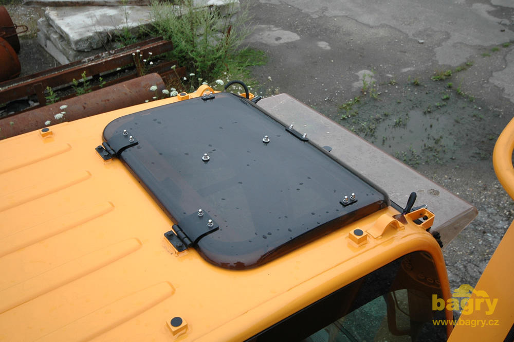 Střešní okno a plexi štít nad čelním sklem