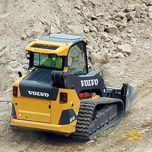 Pásový smykem řízený nakladač Volvo MCT125C – jednoruký bandita z USA