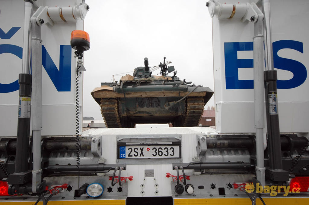Tank Vladivostok na podvalníku Goldhofer