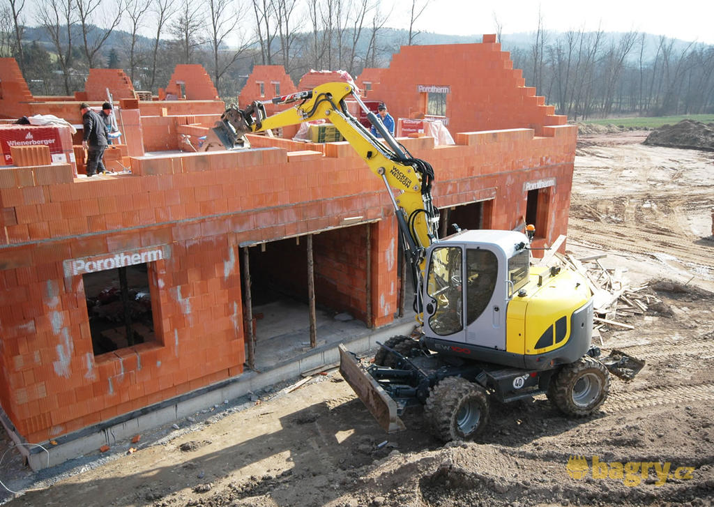 Rypadlo Wacker Neuson EW 100: Nejrychlejší sympaťák na kolech