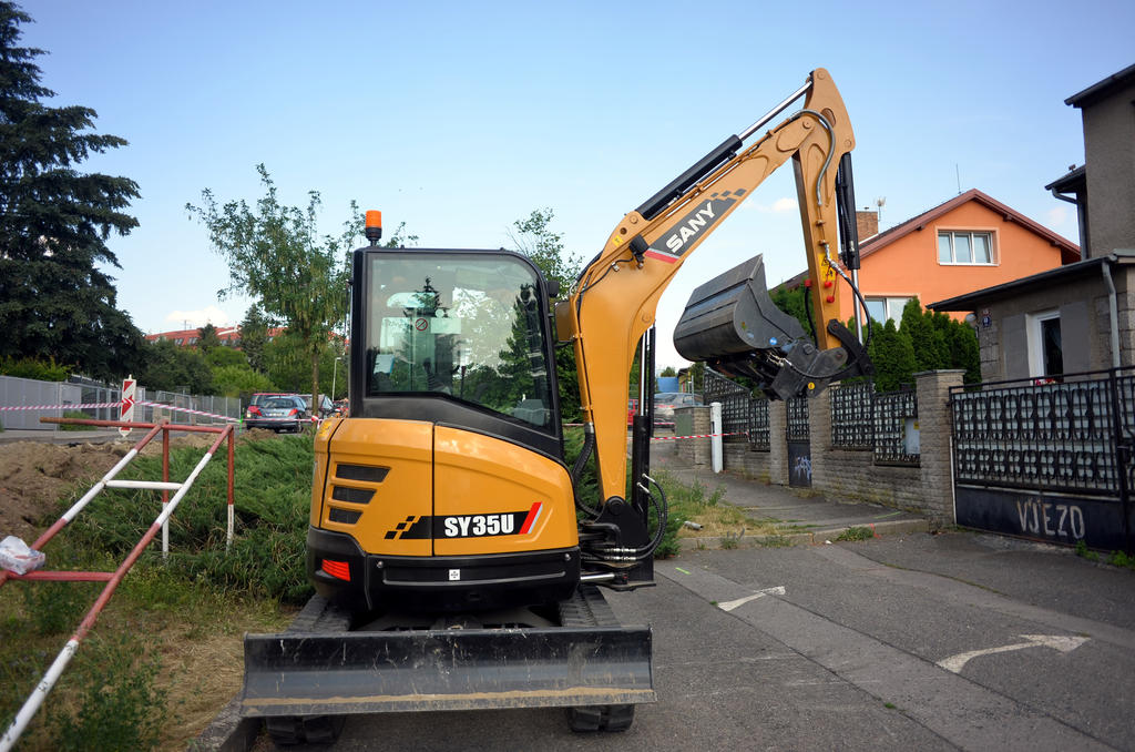 11. Pásové minirypadlo Sany SY35U