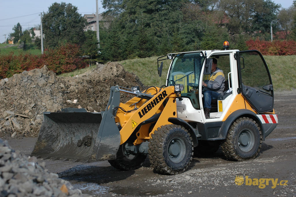 Skromný kompaktní nakladač Liebherr L 508 Compact kouzlí ze Z – kinematiky paralelní zdvih