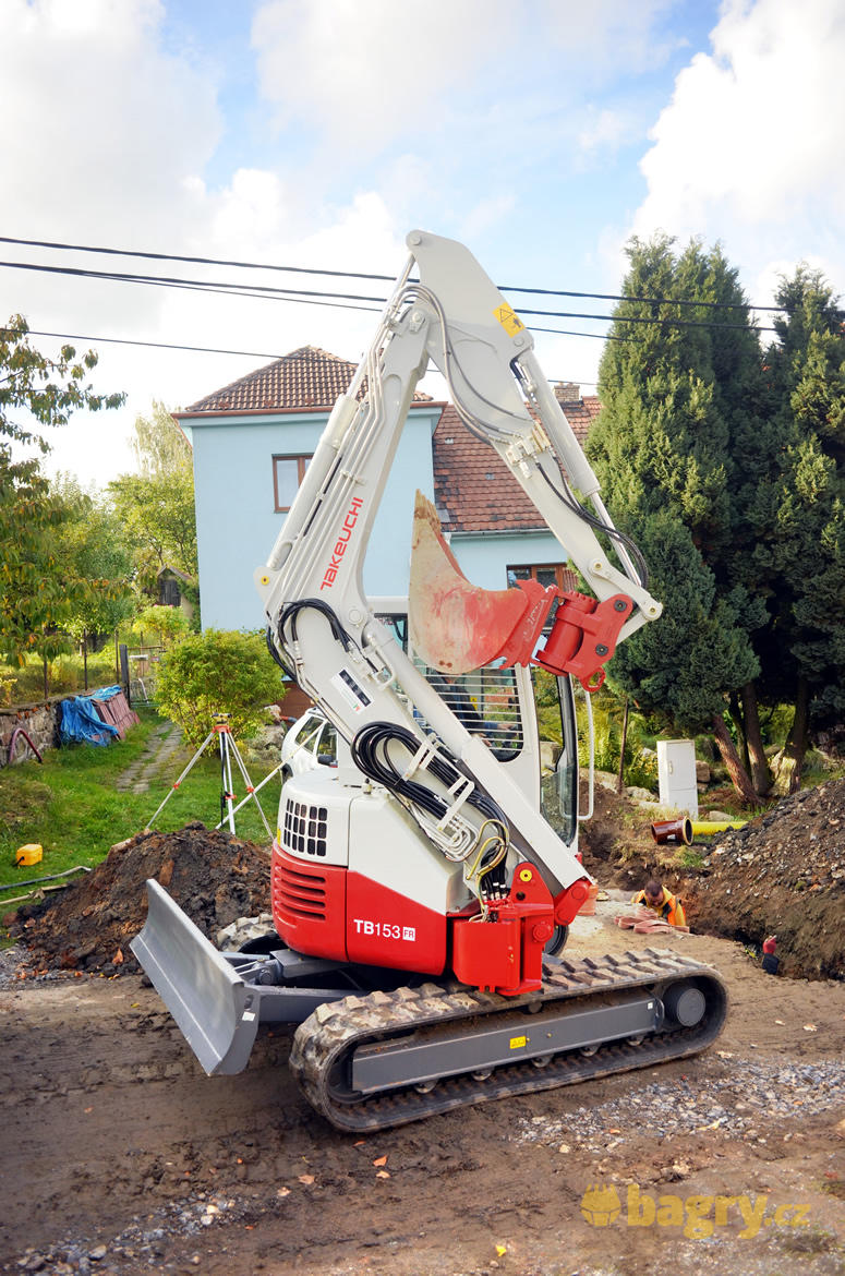 01. Pásové midirypadlo Takeuchi TB153FR umí dokonale sbalit rameno