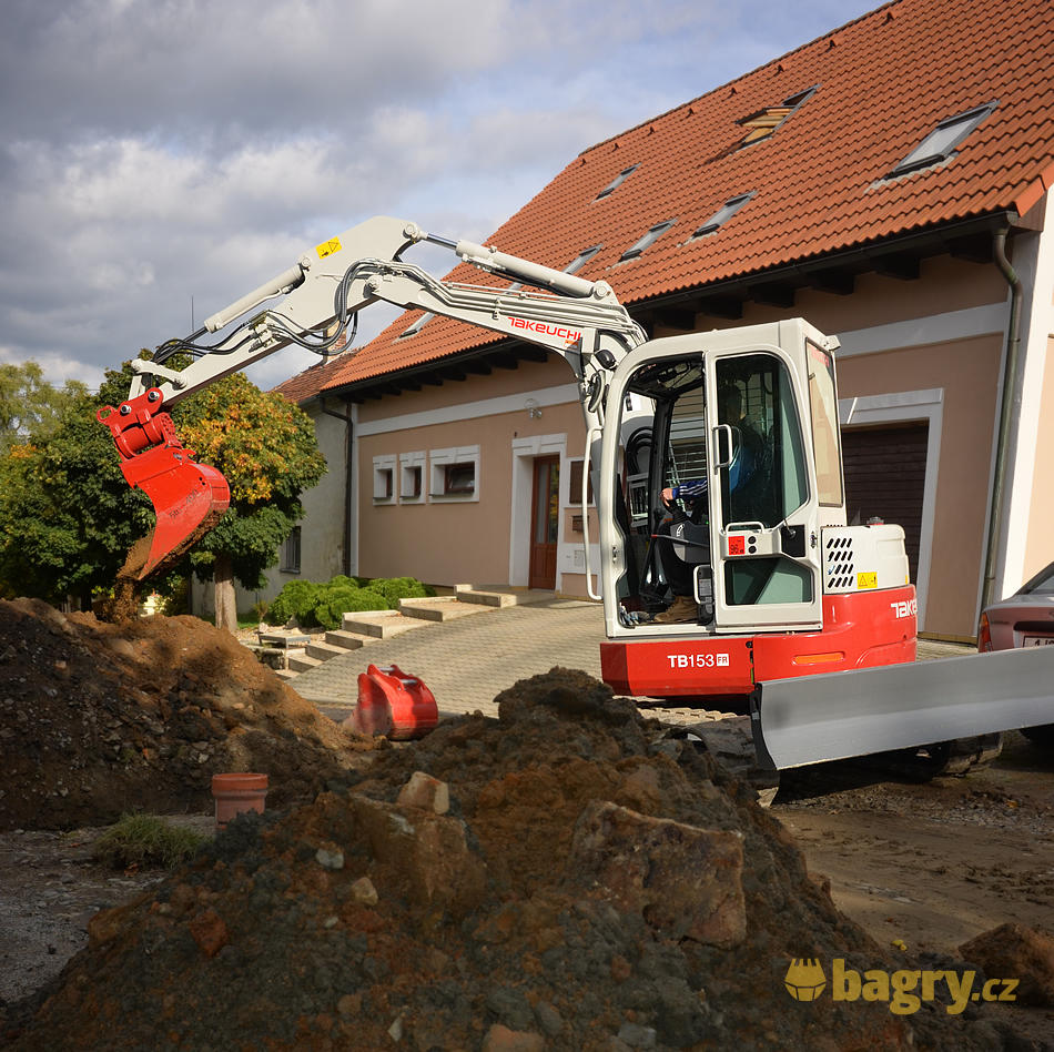 04. Takeuchi TB153FR s otočenou lžící
