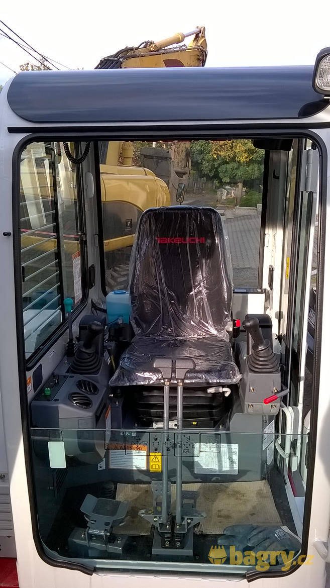 07. Pohled do kabiny Takeuchi TB153FR