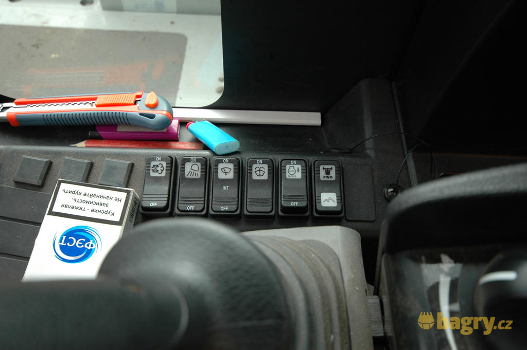 23. Blok spínačů vedle joysticku