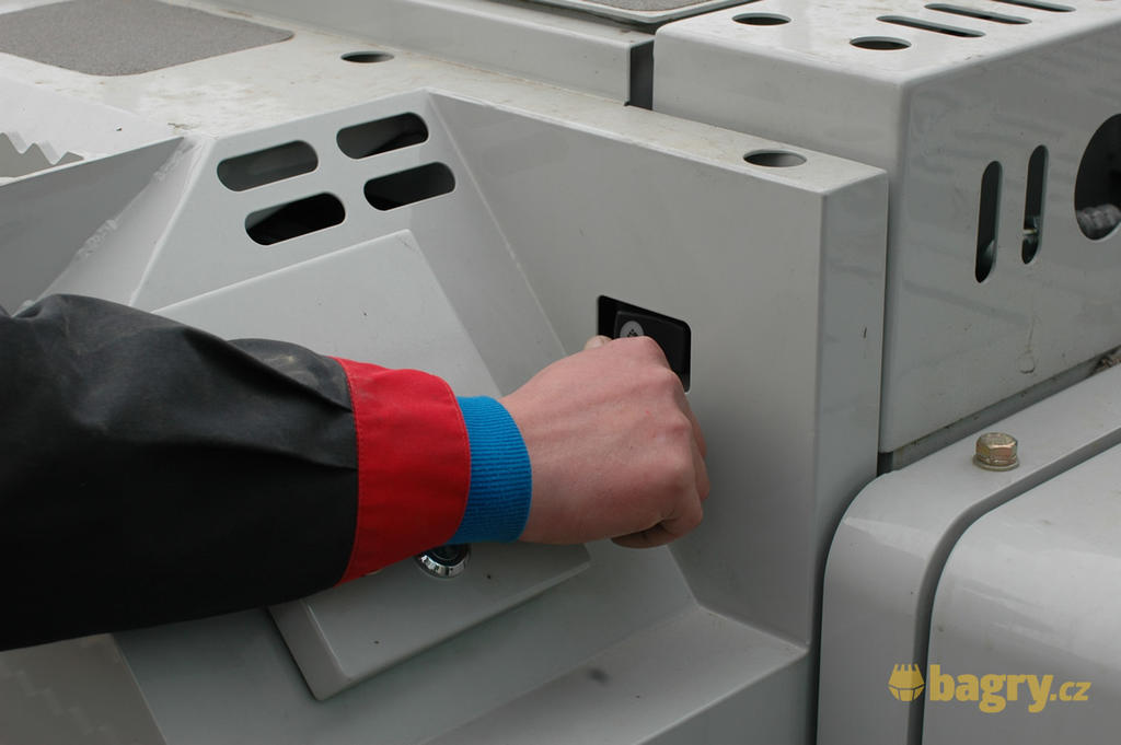 33. Tlačítko akustické signalizace hladiny AdBlue v nádrži
