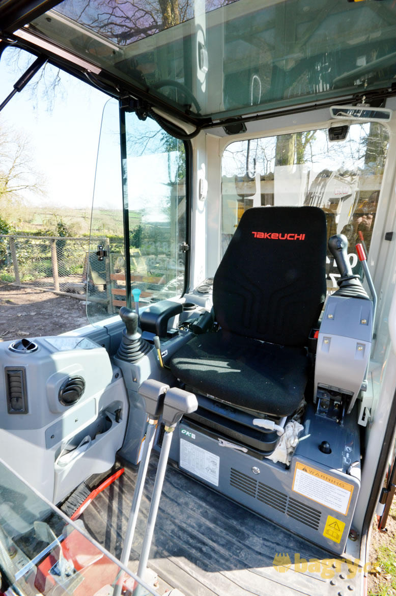 Kabina minirypadlaTakeuchi TB235
