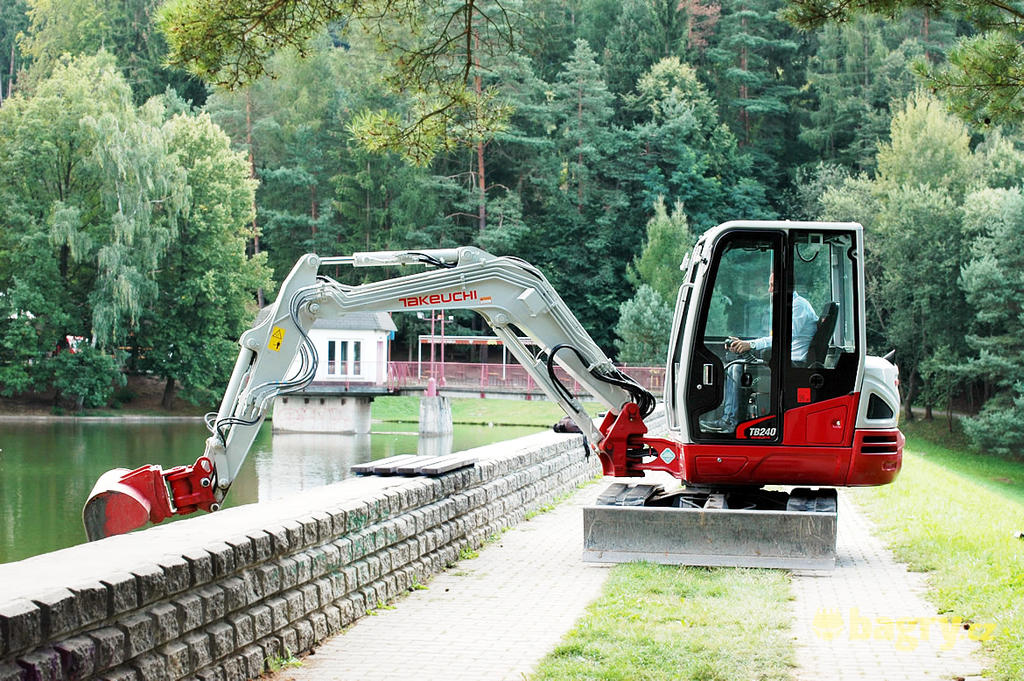 Takeuchi TB240: Recenze