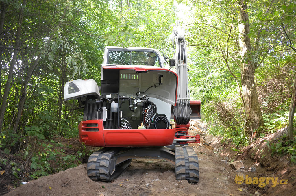 Hydraulické prvky jsou soustředěny pod pravou kapotou