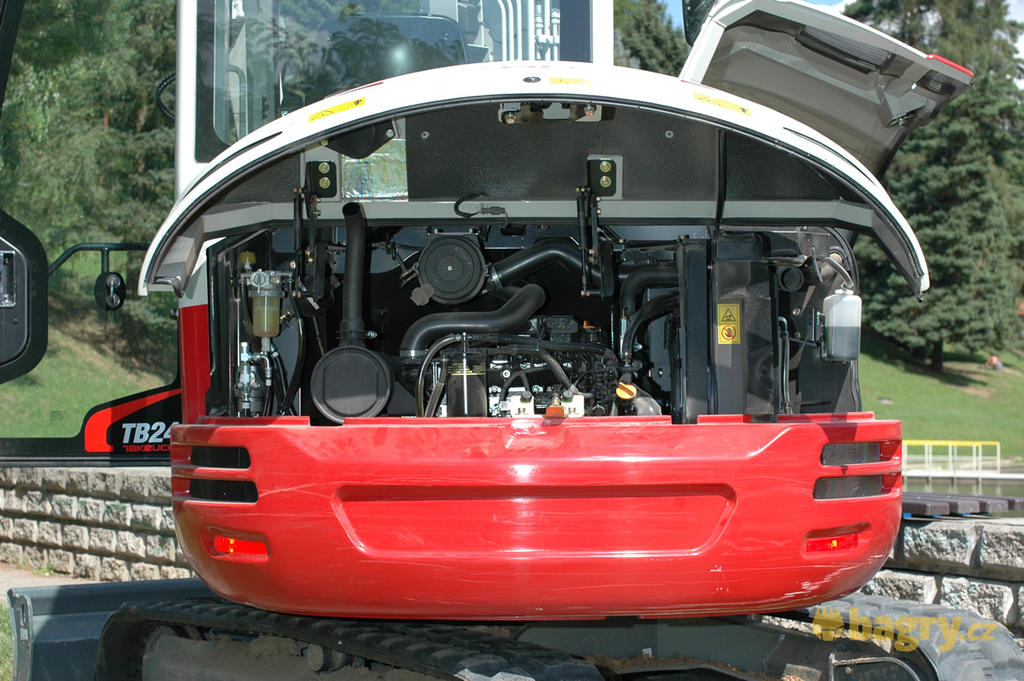 Motorový prostor pod zadní kapotou