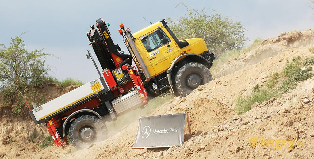 Unimog U 5023: Mezi autem a stavebním strojem