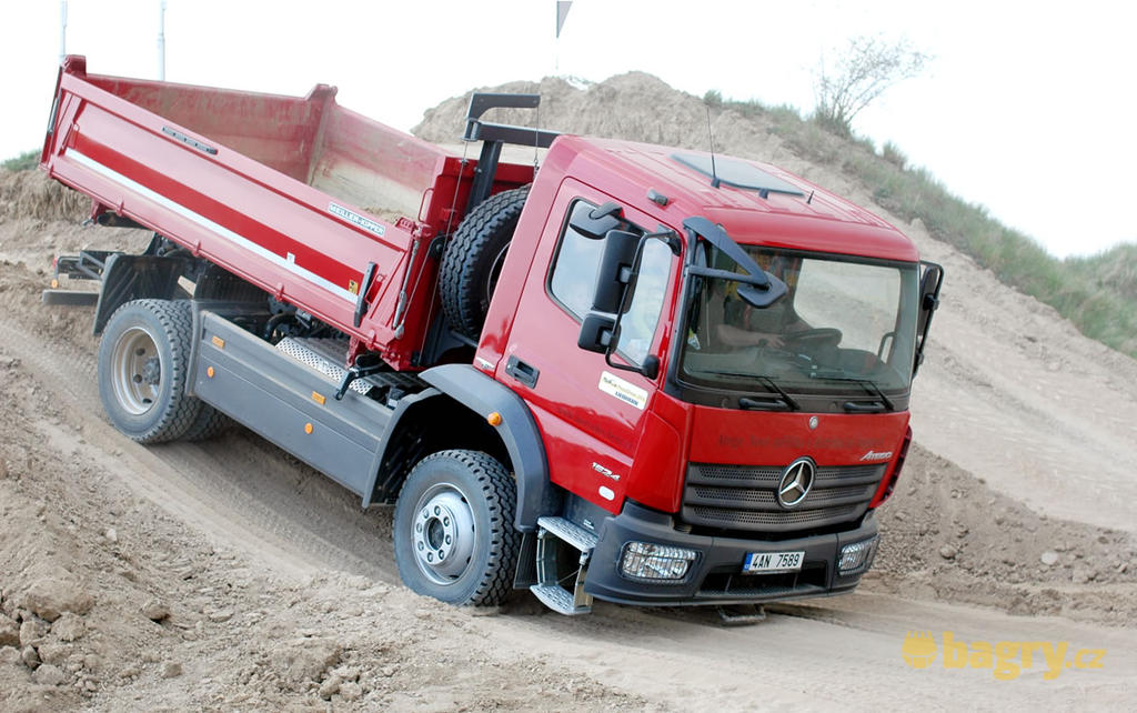 V nenápadném sklápěči Mercedes Benz Atego 1524 vřou skryté terénní ambice