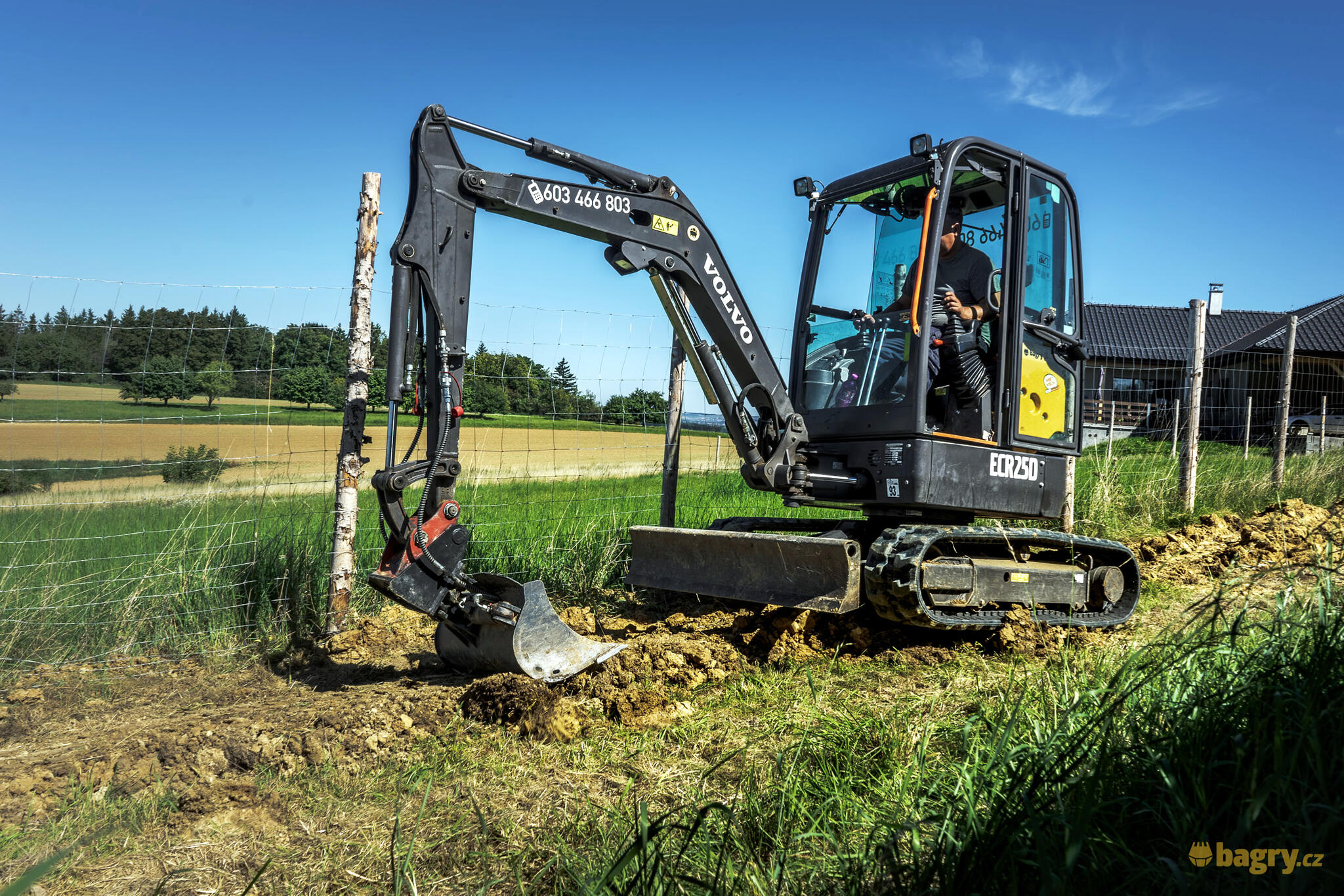 01. Minirypadlo Volvo ECR25D při práci