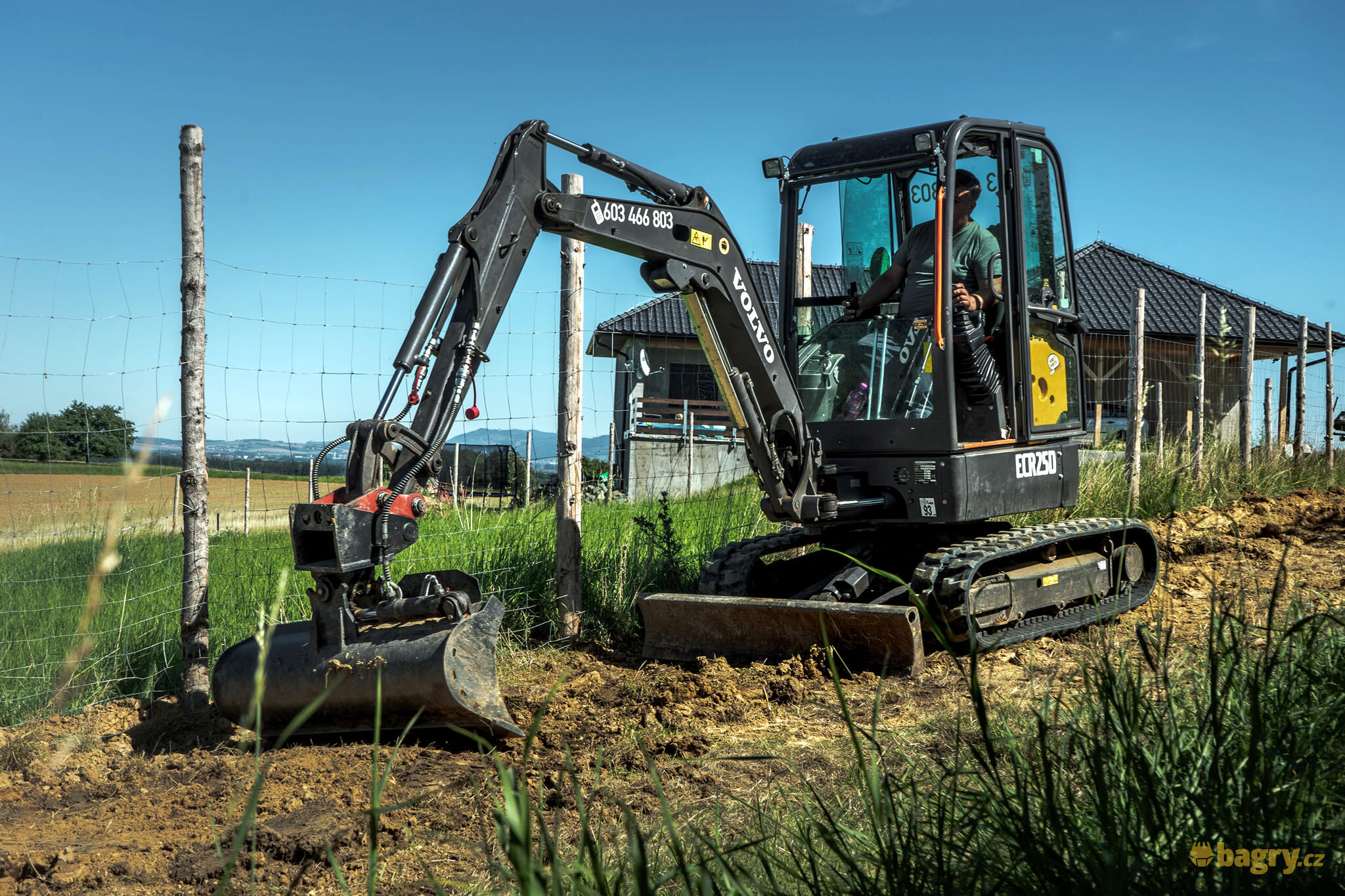 04. Volvo ECR25D zarovnává terén