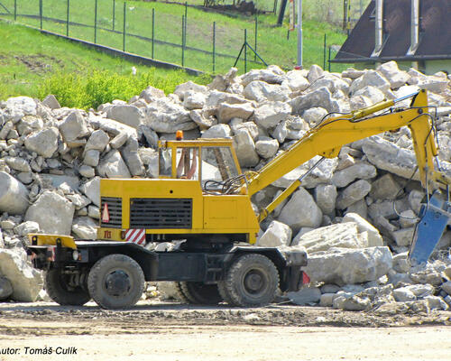 07. Hydraulická bourací kladiva bývají dnes často pro rypadla řady DH tím osudným nástrojem.