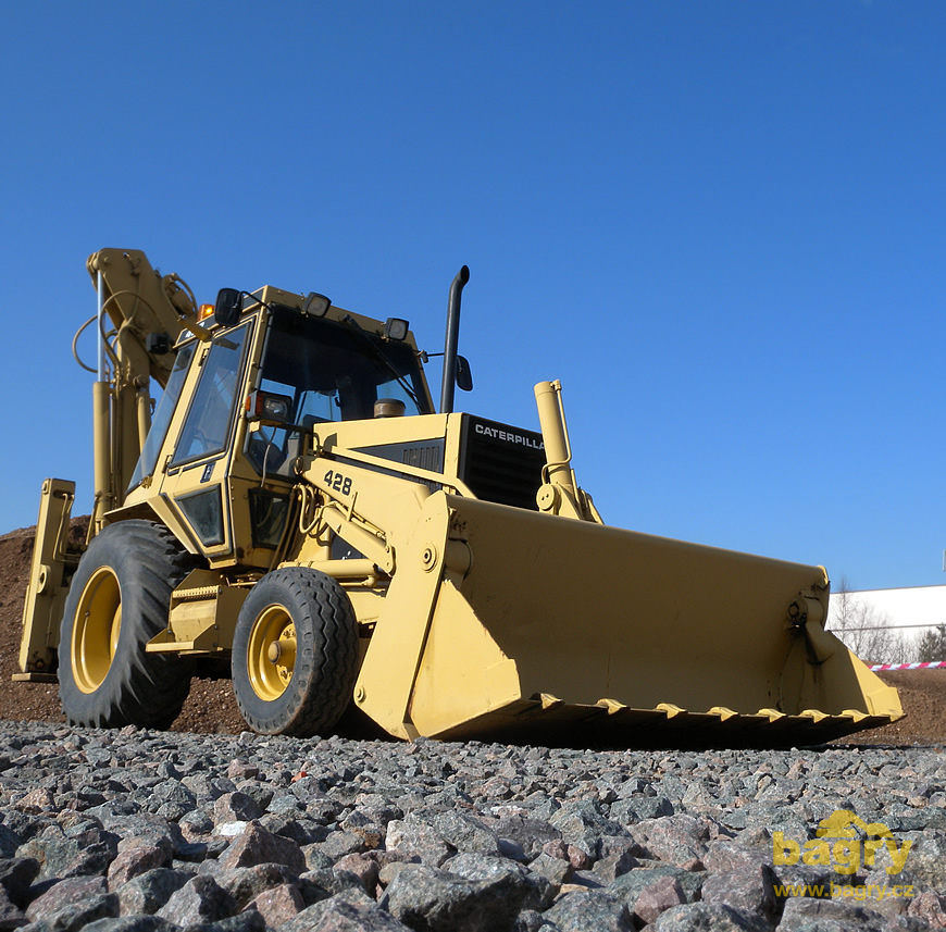 Před 25 lety se v Evropě objevil první rypadlonakladač Caterpillar 428